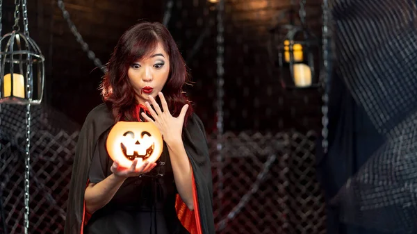 Tonårskvinna Häxdräkt För Halloween Med Pumpa Halloweentema Känslor Woo — Stockfoto