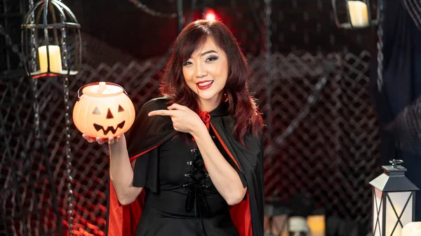 Cadılar Bayramın Kutlu Olsun Cadı Kostümü Giymiş Güzel Bir Asyalı — Stok fotoğraf