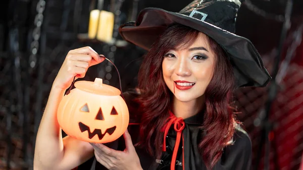 Glad Halloween Porträtt Ung Asiatisk Kvinna Svart Kostym Bär Häxa — Stockfoto