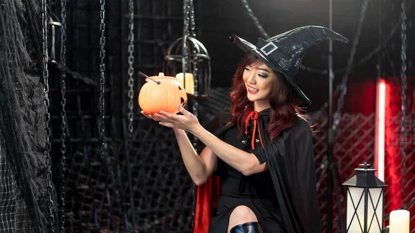 Glad Halloween Vacker Kvinna Klädd Häxa Kostym Ser Lykta Pumpa — Stockfoto