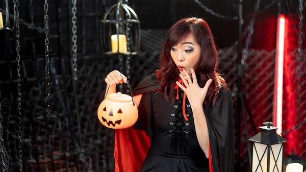 Schöne Junge Asiatische Frau Trägt Halloween Kostüm Hält Einen Kürbis — Stockfoto