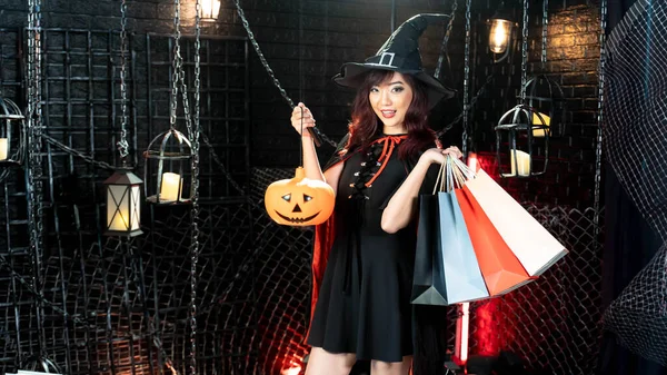 Halloween Lány Boszorkányjelmezt Visel Egy Kalapban Kezében Lámpás Sütőtökkel Bevásárlószatyorral — Stock Fotó