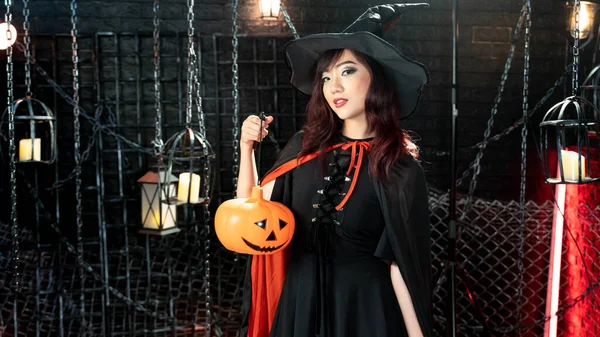 Porträtt Vacker Kvinna Klädd Som Häxa För Halloween Håller Lykta — Stockfoto