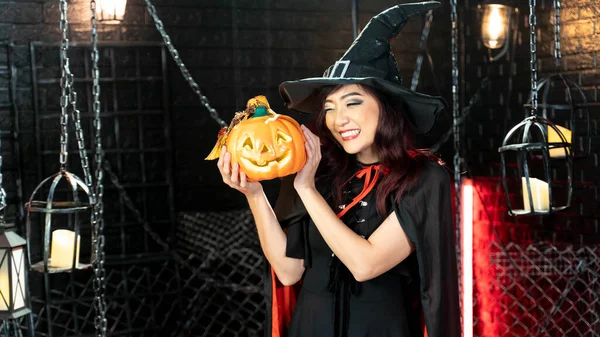 Vacker Kvinna Klädd Som Häxa För Halloween Håller Lykta Pumpa — Stockfoto