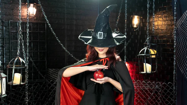 Magi Halloween Vacker Kvinna Klädd Som Häxa För Halloween Med — Stockfoto