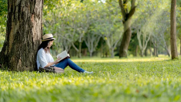 Una Bella Donna Asiatica Godersi Rilassarsi Dalla Lettura Del Libro — Foto Stock