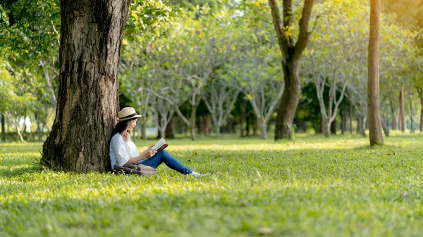 Asiatico Donna Relax Seduta Felicemente Lettura Libro Nel Parco — Foto Stock