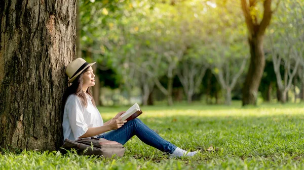 Una Hermosa Mujer Asiática Disfrutando Relajarse Leyendo Libro Aire Libre — Foto de Stock