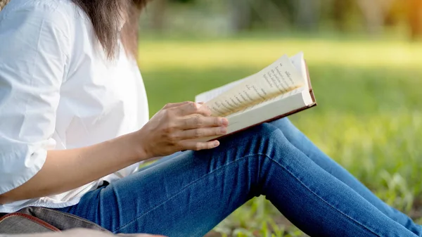 Giovane Donna Godendo Una Lettura Del Libro All Aperto Focus — Foto Stock