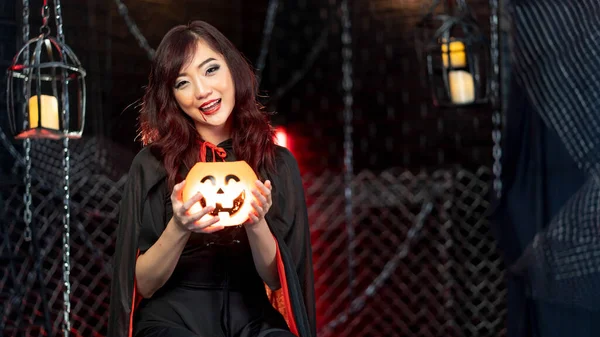 Tonårskvinna Bär Häxa Kostym För Halloween Håller Pumpa Halloween Tema — Stockfoto