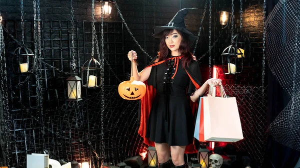 할로윈 마녀처럼 차려입은 아름다운 할로윈 테마로 펌프와 쇼핑백을 — 스톡 사진