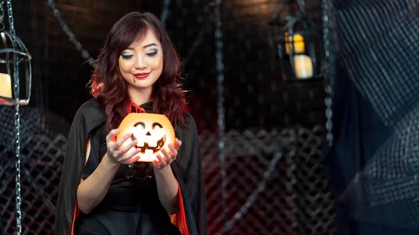 Vacker Kvinna Bär Häxa Dräkt För Halloween Ser Pumpa Halloween — Stockfoto