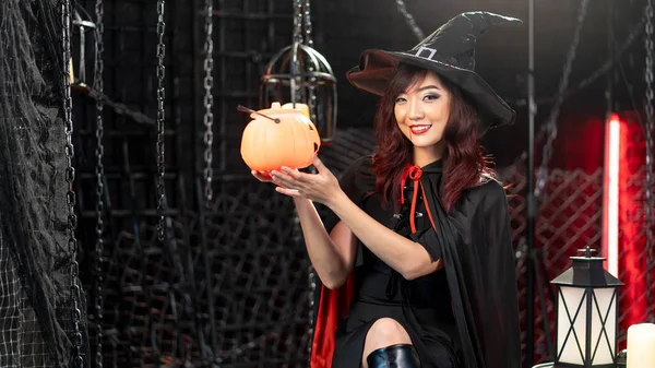 Vacker Ung Kvinna Häxa Kostym Som Håller Halloween Pumpa Halloween — Stockfoto