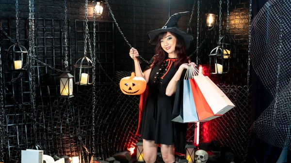 Halloween Lány Visel Boszorkány Jelmez Egy Kalap Gazdaság Lámpa Sütőtök — Stock Fotó