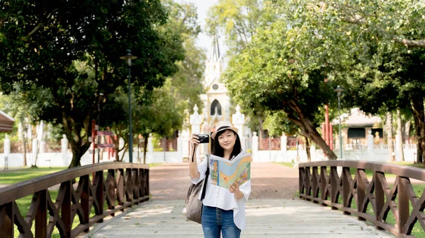 Jovem Mulher Asiática Viajante Segurando Câmera Foto Mapa Fundo Ponte — Fotografia de Stock
