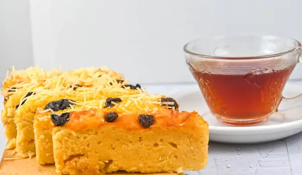 Beyaz arkaplanda peynirli kek