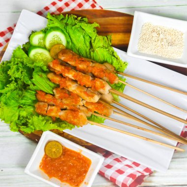 Sate Taichan, kızarmış tavuk, fıstık sosu ve soya sosu olmadan. Tabakta sambal (acı sos) ile servis edilir. Seçili odak.