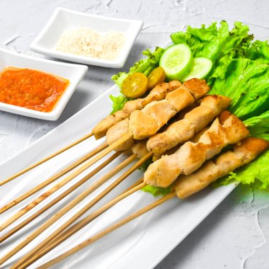 Sate Taichan, kızarmış tavuk, fıstık sosu ve soya sosu olmadan. Tabakta sambal (acı sos) ile servis edilir. Seçili odak.