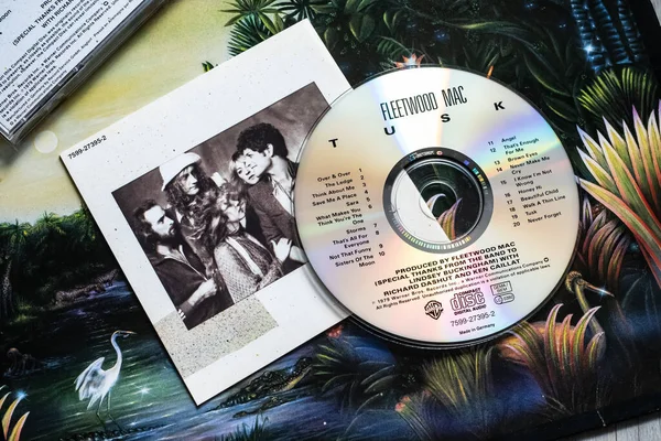 Albüm ve İngiliz Rockband 'i Fleetwood Mac' in CD 'sini Vinil cover' da kaybettiler. Albüm Tusk Folk rock şarkıcıları Fleetwood Mac 'in arka yüzünü gösteriyor.
