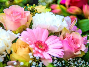 Parlak Pembe Buket, Sarı ve Beyaz Çiçekler