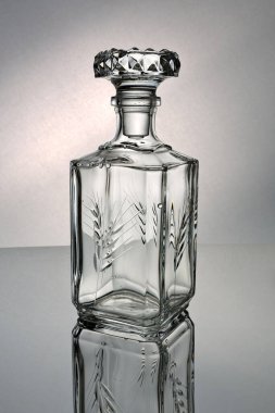 Fotoğraf stüdyosunda cam şişe içki fotoğrafçılığı.