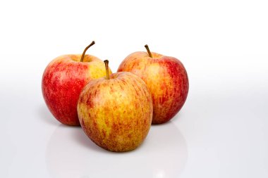 Fotoğraf stüdyosunda yapılmış üç lezzetli elma fotoğrafı.