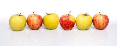 Fotoğraf stüdyosunda yapılmış lezzetli elmalar.