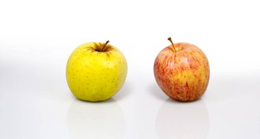 Fotoğraf stüdyosunda yapılmış iki lezzetli elma fotoğrafı.