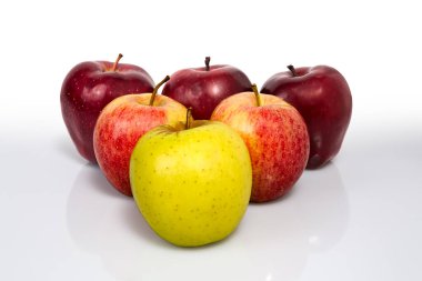 Farklı tipte elmalar, kırmızı, yeşil, sarı, fotoğraf stüdyosunda yapılmış.