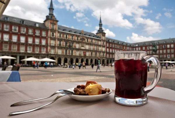 Tinto de verano 'ya Madrid' deki Plaza Belediye Başkanı 'nda patatas bravas eşlik ediyor.