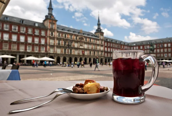 Tinto Verano Accompagnato Alcune Patatas Bravas Plaza Mayor Madrid Spagna — Foto Stock