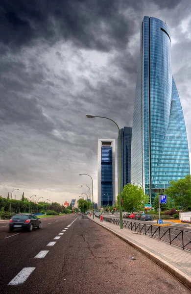 Madrid 'deki Dört Kuleler Alanına (CTBA) giden yol.