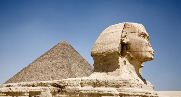ヒトの頭とギザのピラミッドの横にライオンの体を持つギザ記念碑的な彫刻の偉大なスフィンクス — ストック写真