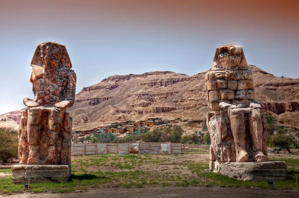 Amenophis III. Mısır 'ın Memnon Heykelleri' nden Colossi