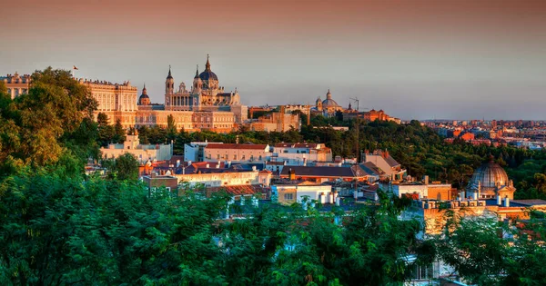 panoramik kraliyet sarayı ve almudena katedrali Madrid İspanya
