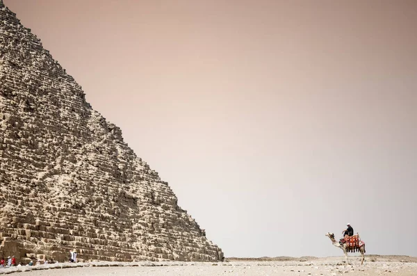 Del Cheops Pyramid Giza Med Kamelvakt Vid Sin Sida — Stockfoto