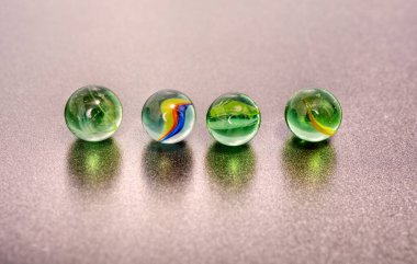 Şeffaf cam bovling lobutları seti kırmızı, yeşil, sarı,