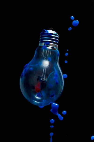 Διαφανή Γυάλινη Ηλεκτρική Λάμπα Λουσμένη Σταγόνες Μπλε Υγρού Μαύρο Φόντο — Φωτογραφία Αρχείου