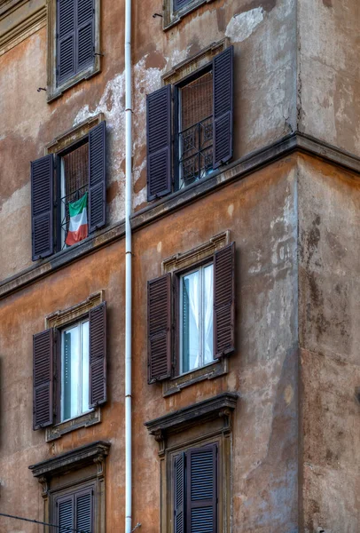 Rzymska Fasada Starego Budynku Flagą Włoch — Zdjęcie stockowe