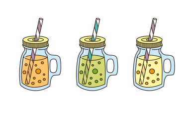 Smoothie için pipetle farklı kavanozlarla hazırlanmış. Kavanozlar dolusu meyve suyu..