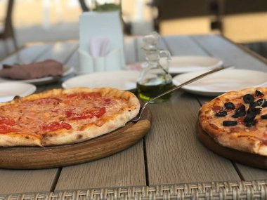 Salamlı, peynirli ve domatesli pizza.