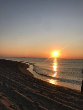 Denizin üzerinde güzel bir gün batımı