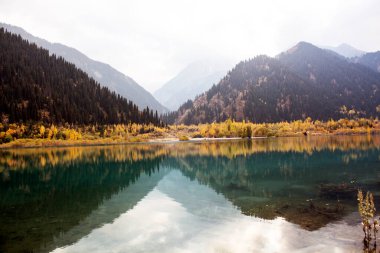 Göl ve dağlarla dolu güzel bir manzara.