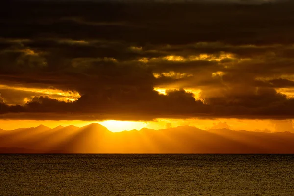 Taveuni Fiji adasının kuzeydoğusundan gün batımı görüldü..