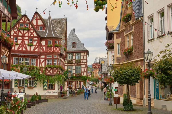 Bacharach, Rhineland-Palatinate / Almanya - 21 Eylül 2011: Bacharach Almanya 'sında turistler, Ren Nehri boyunca