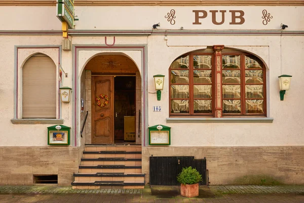 Almanya, Boppard 'da Rheinallee' de bir bar.