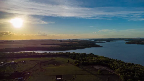 Balneario Ipiranga 'da mavi gökyüzü. Yüksek kalite fotoğraf