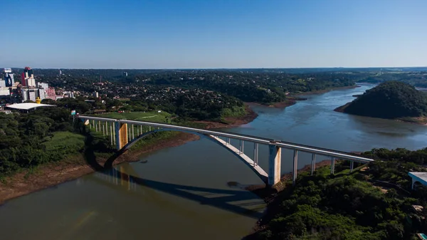 Friendship Köprüsü 08 Mayıs 2022, Ponte da Amizade, Brezilya 'yı Paraguay' a bağlayan Parana Nehri üzerinde. Yüksek kalite fotoğraf