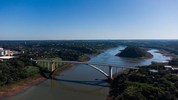 Friendship Köprüsü 08 Mayıs 2022, Ponte da Amizade, Brezilya 'yı Paraguay' a bağlayan Parana Nehri üzerinde. Yüksek kalite fotoğraf