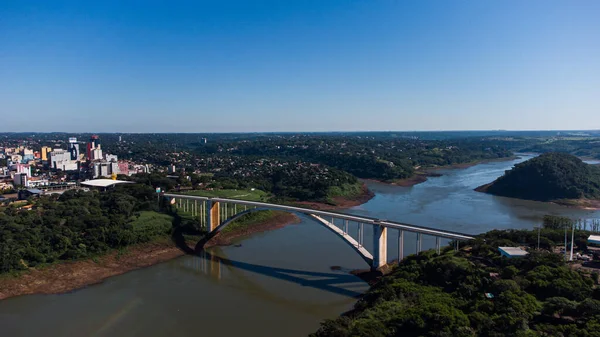 Friendship Köprüsü 08 Mayıs 2022, Ponte da Amizade, Brezilya 'yı Paraguay' a bağlayan Parana Nehri üzerinde. Yüksek kalite fotoğraf